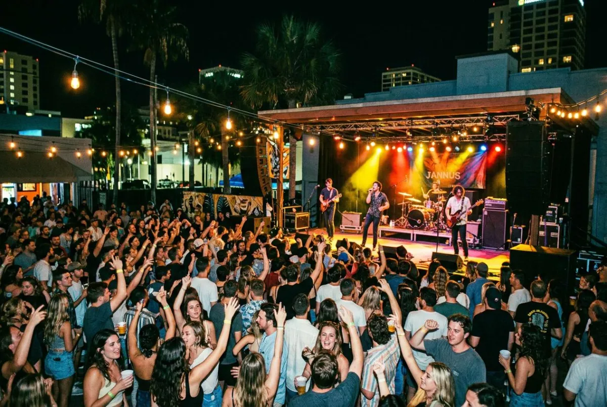 The Best Spots for Dinner and Drinks in St. Petersburg FL Tonight