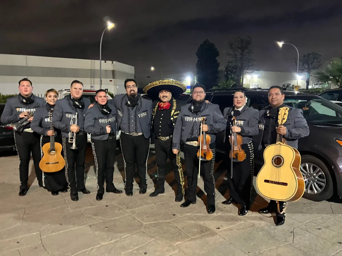Mariachi Juvenil Grullense con trajes de charro grises con el nombre Grullense bordado