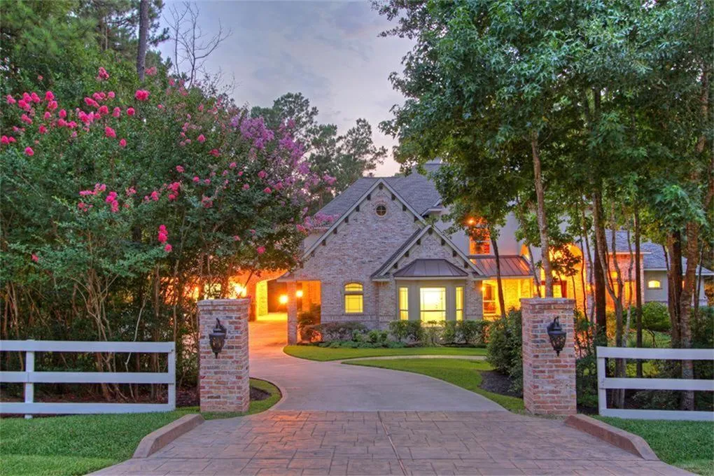 Conroe Concrete builds and installs Driveway