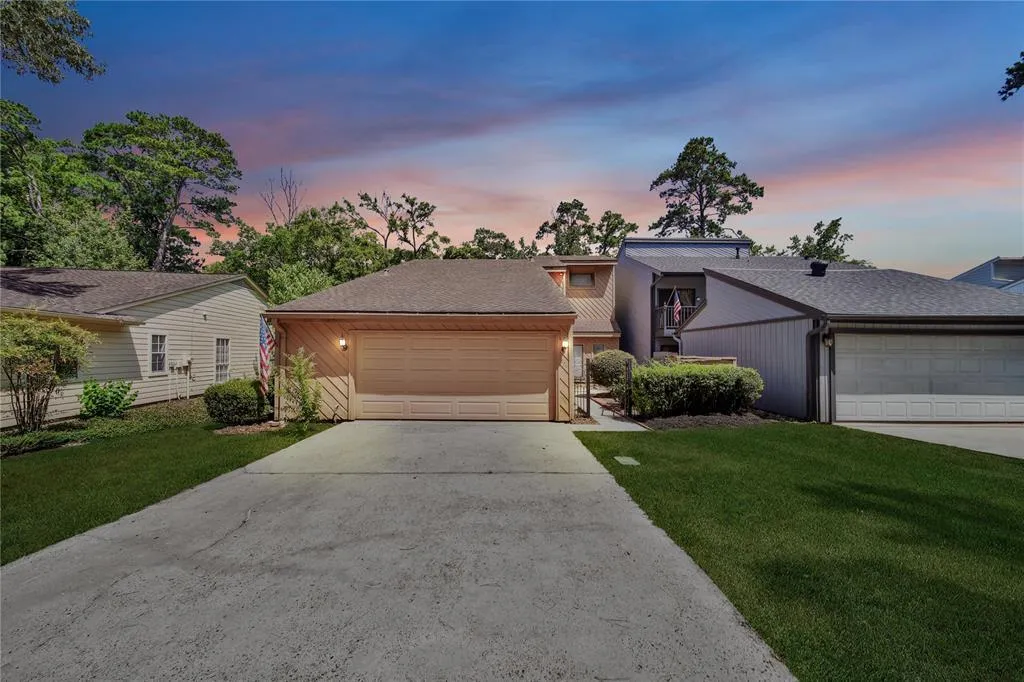 Conroe Concrete builds and installs Driveway