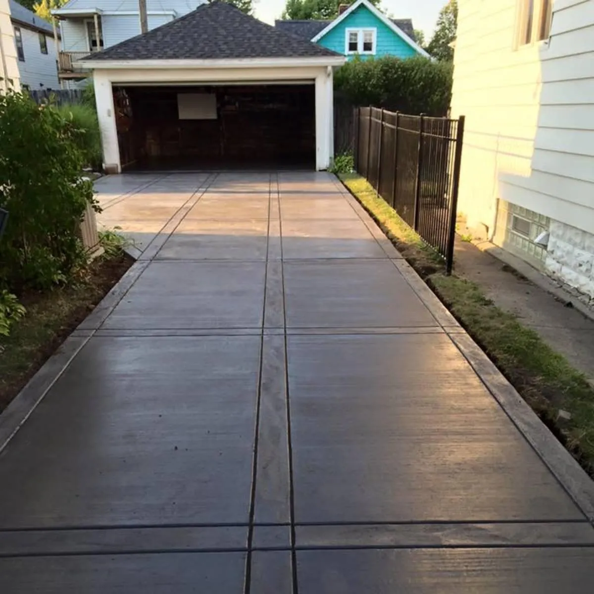 Conroe Concrete builds and installs pathways