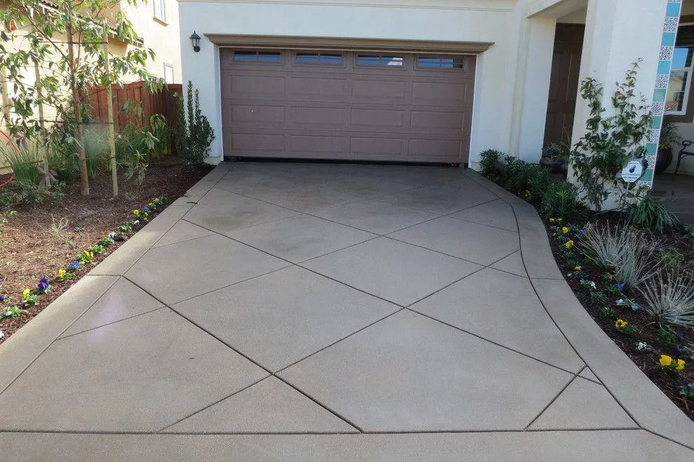 Conroe Concrete builds and installs driveway