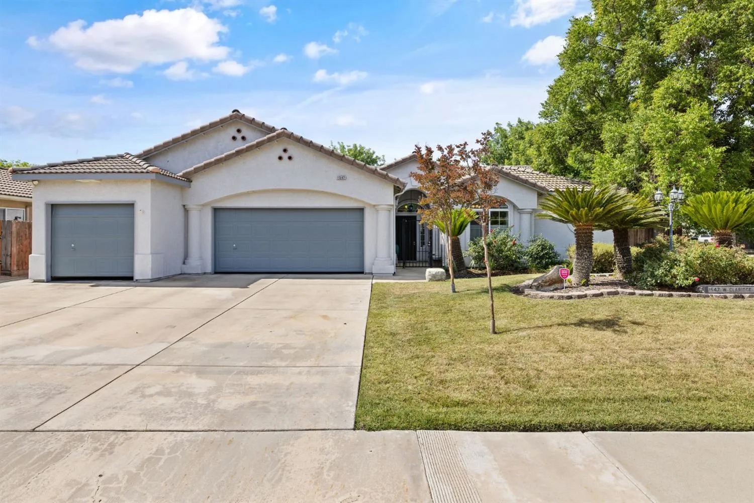 Hanford Concrete builds and installs driveways.