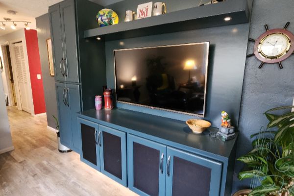 Professional interior painting with flawless cut-lines in a South Hills Eugene residence.