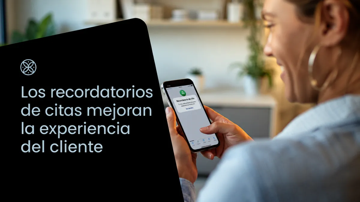 Mujer revisando en su teléfono un recordatorio de cita automatizado que ayuda a mejorar la experiencia del cliente.