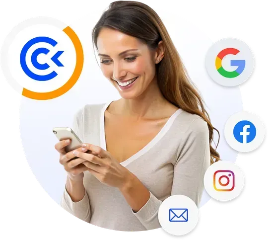 Ilustración de una consultora de soporte sonriendo en un escritorio con fondo azul y iconos de soporte.