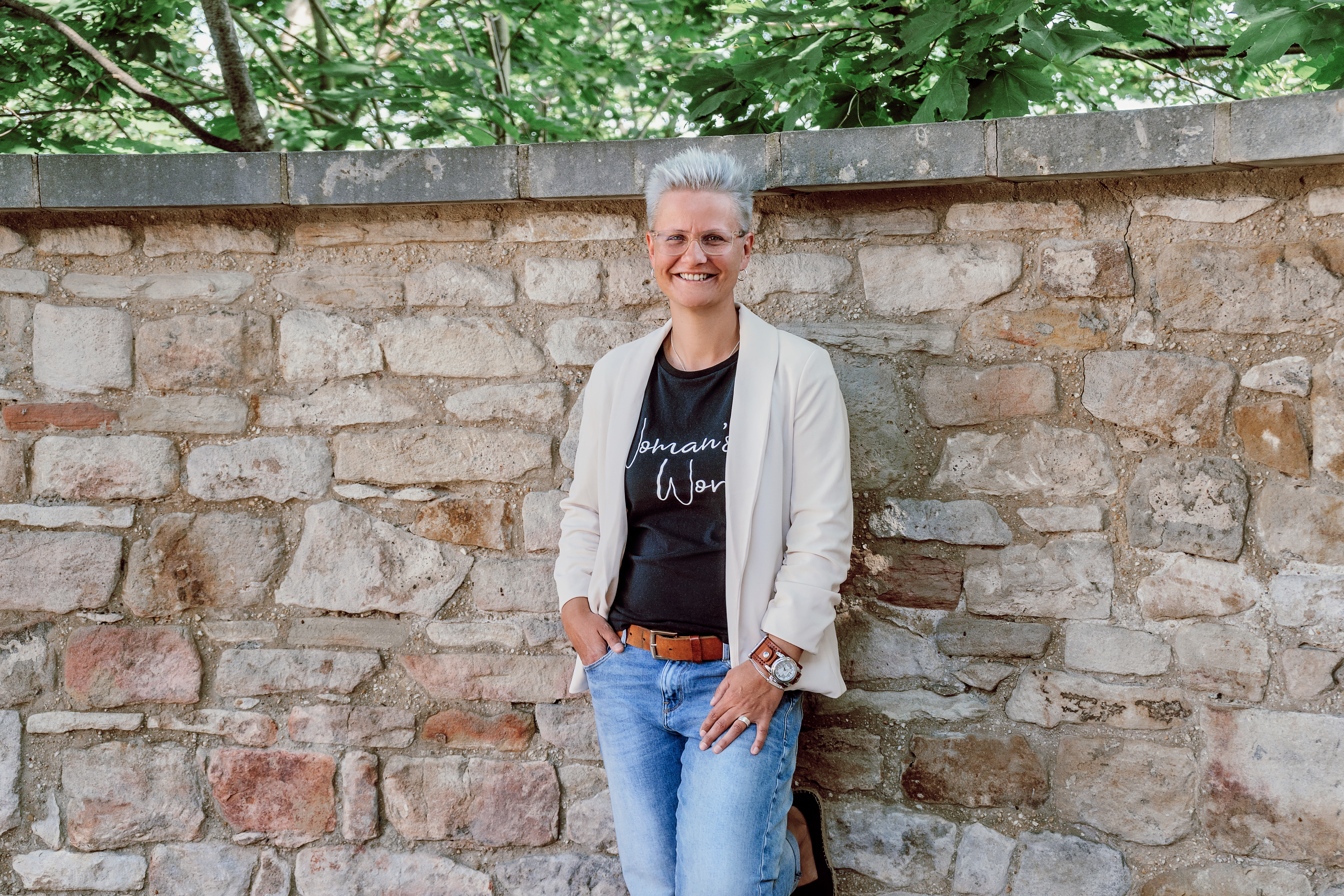 Christine Beutler lehnt an Mauer  und plant Strateie