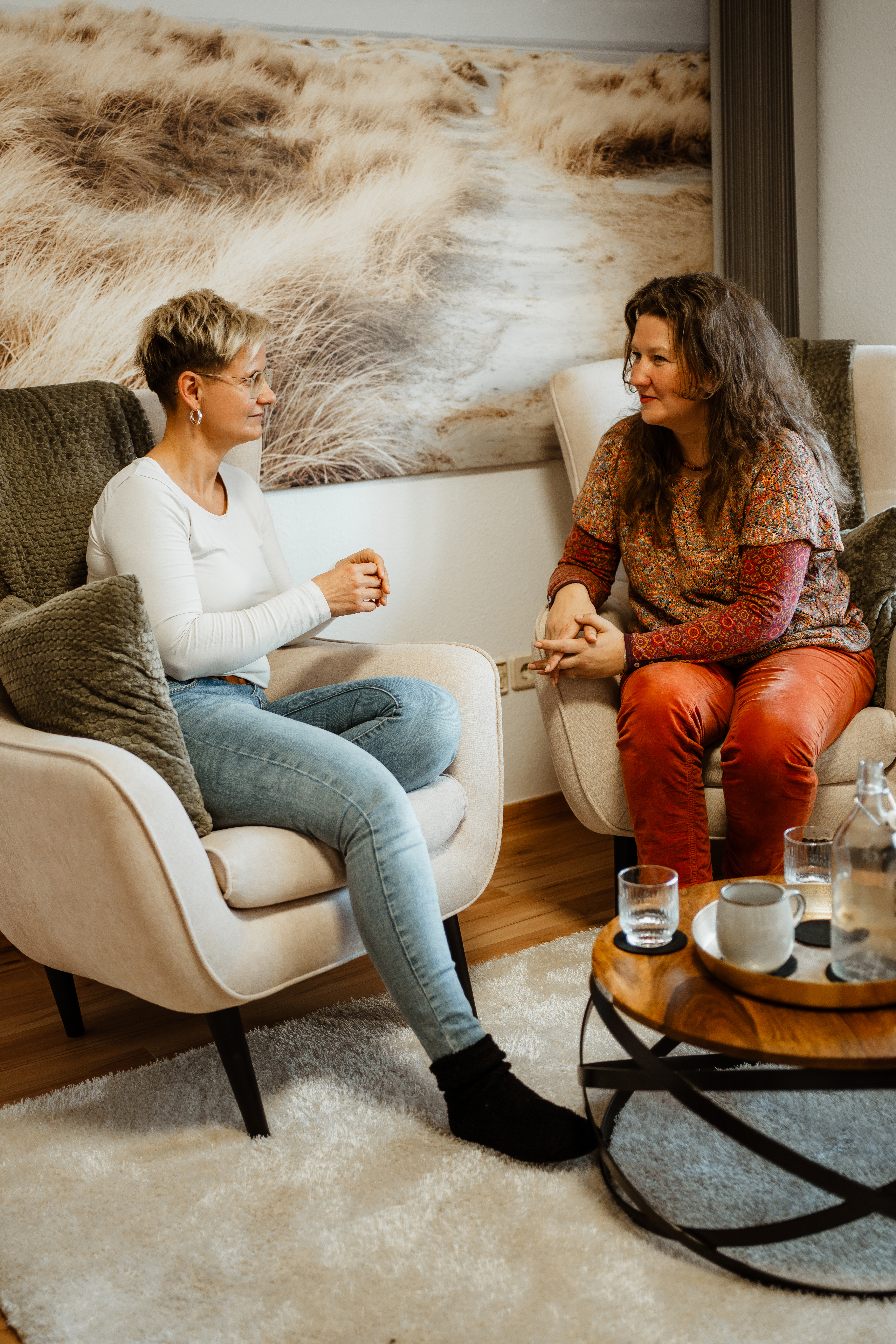 Christine Beutler lehnt an Mauer  und plant Strateie