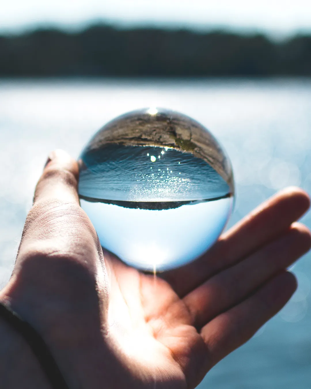 Glaskugel mit weiter Landschaft als Symbol für Perspektivwechsel und Klarheit – Klarheits-Session bei TINALIS mit Christine Beutler.