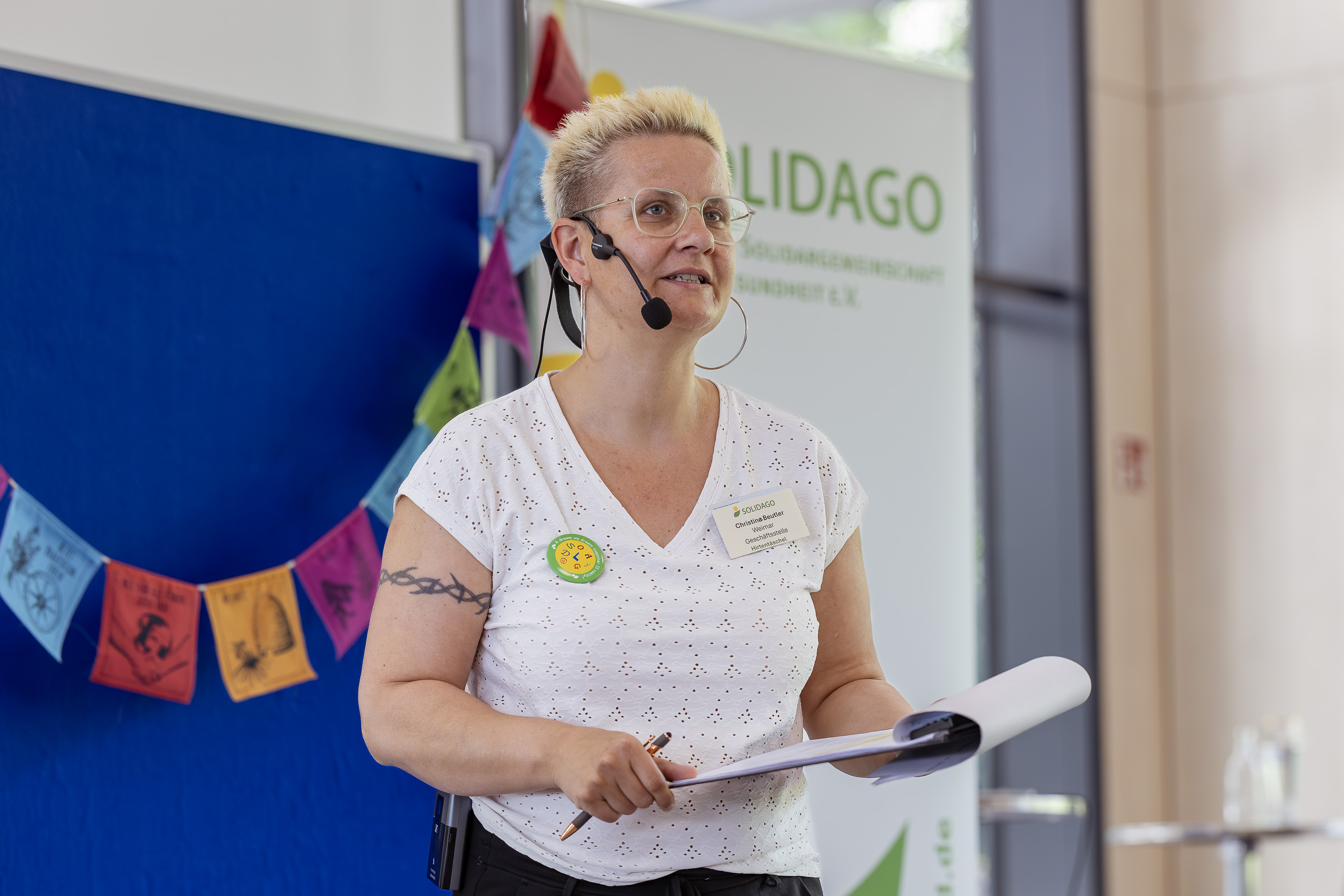 Christine Beutler lehnt an Mauer und plant Strateie