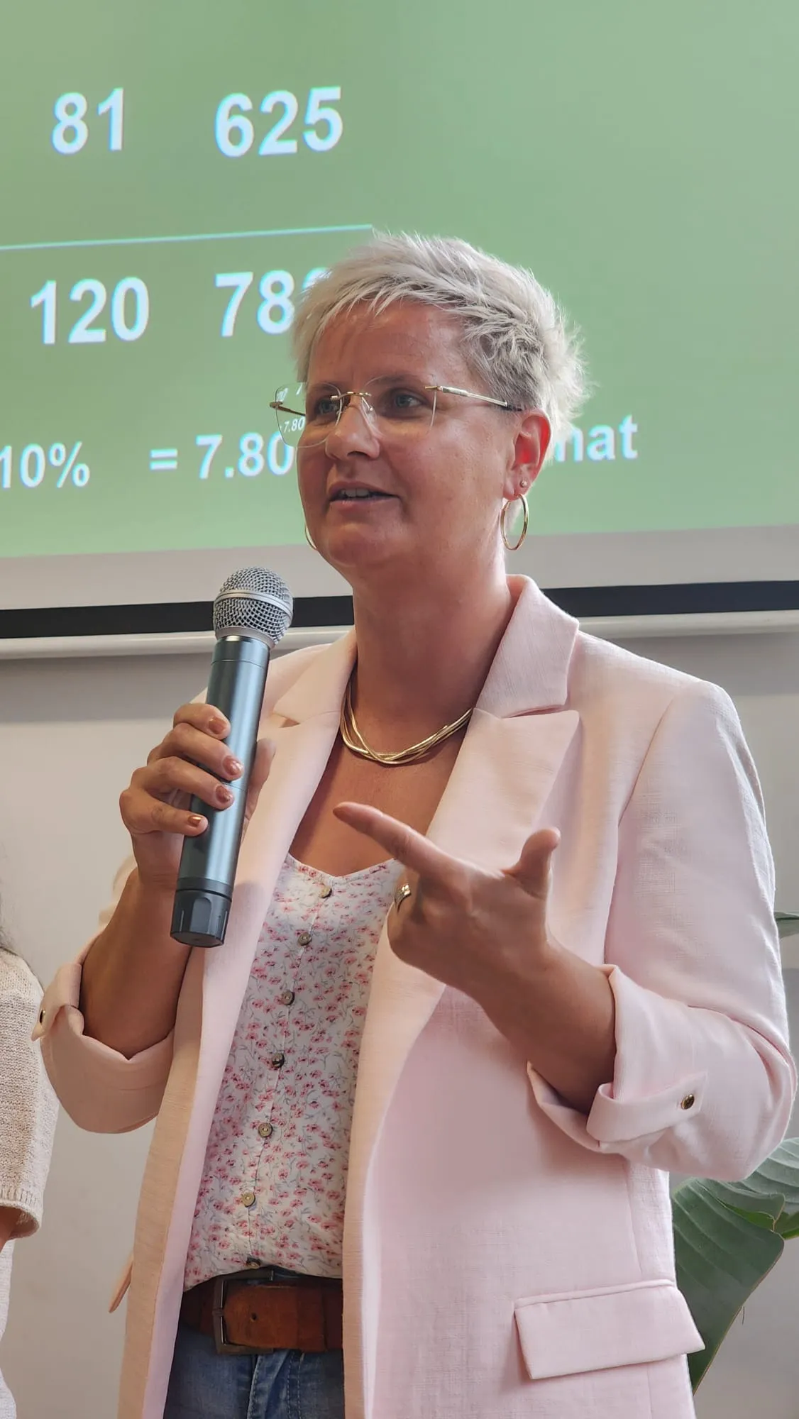 Christine Beutler als Speakerin mit Mikrofon beim Lifeplus Inspirationstag 2026 in Leipzig