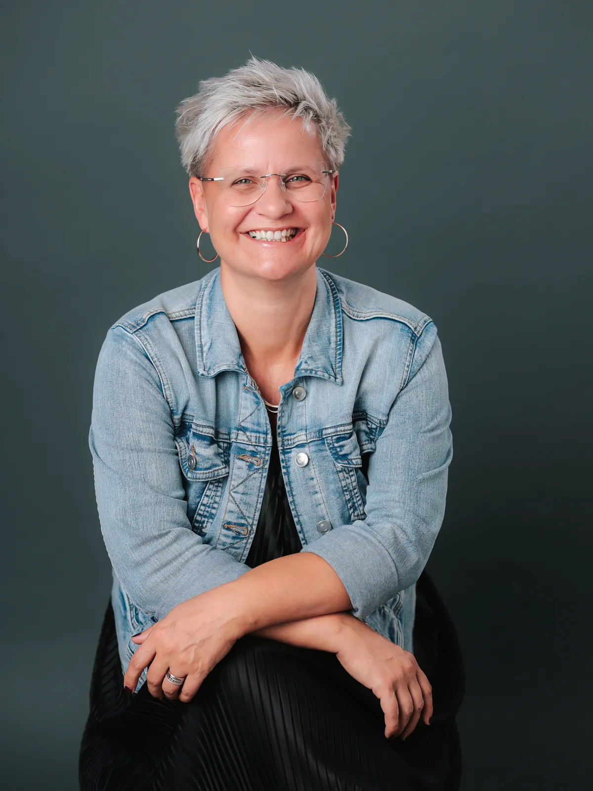 Christine Beutler lehnt an Mauer  und plant Strateie