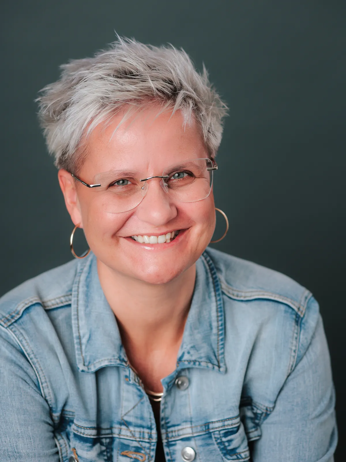 Christine Beutler lehnt an Mauer und plant Strateie
