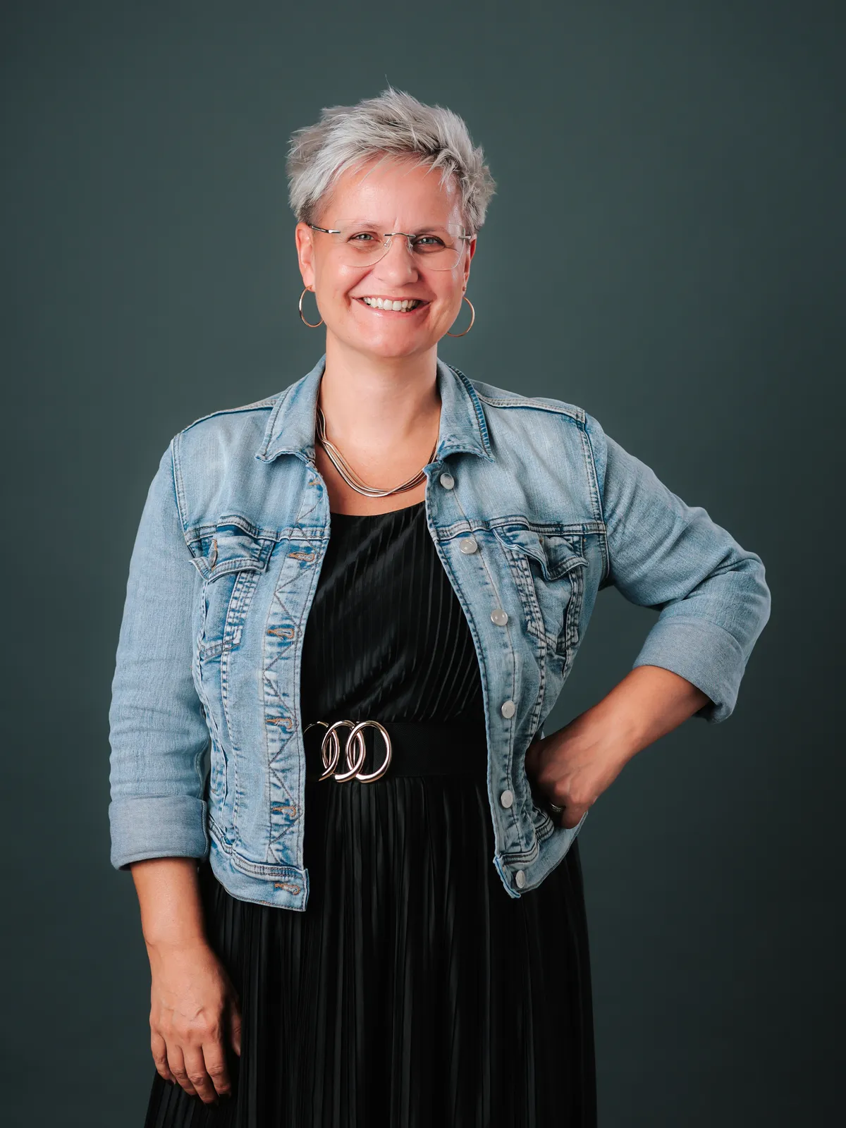 Christine Beutler lehnt an Mauer und plant Strateie