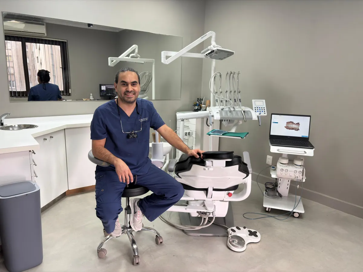 Especialista dental conversando amablemente con un paciente