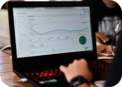 Consultor de automatizaciones con IA en The Rebel Crab configurando los pipelines y oportunidades en el CRM tras recibir varios leads