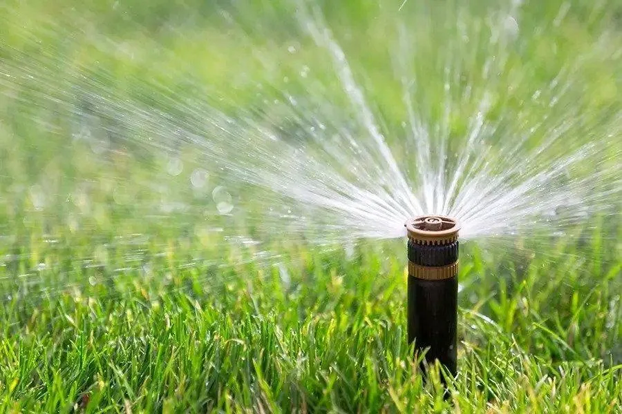 Lawn irrigation system providing even water distribution