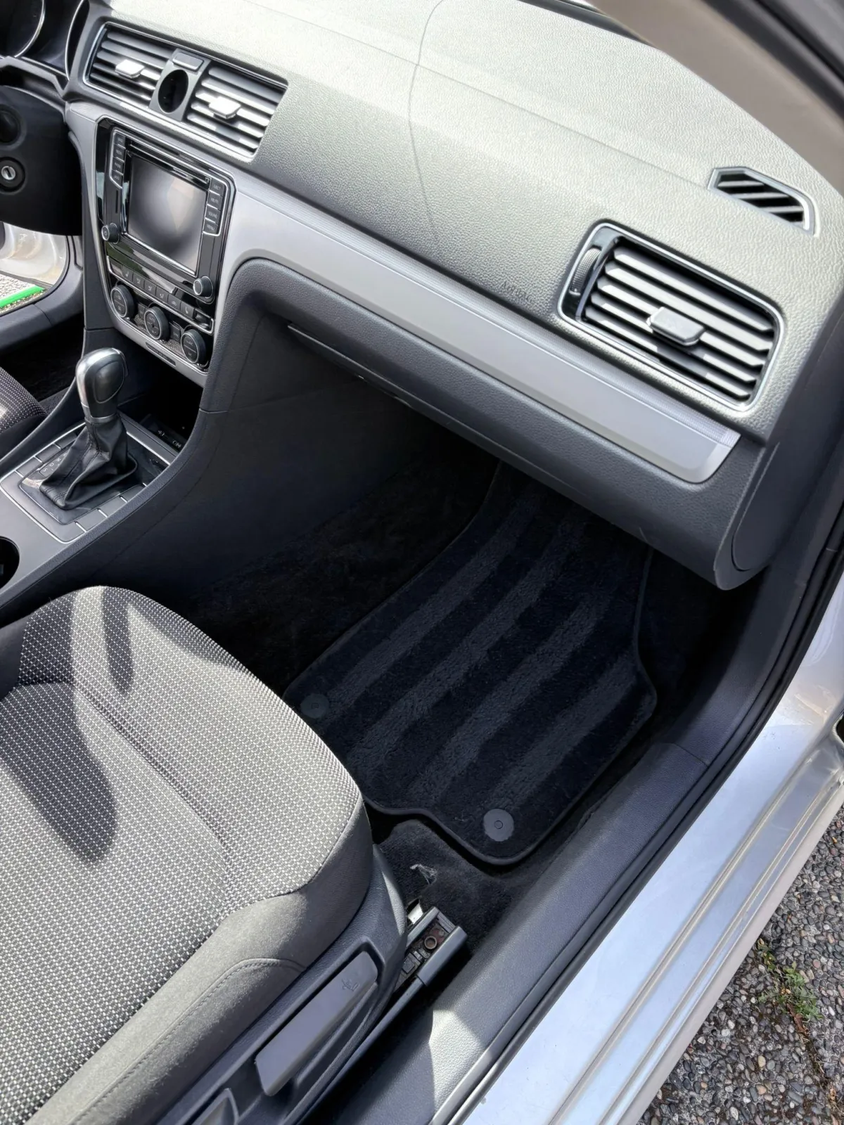 Clean floor mats and dashboard after interior detail