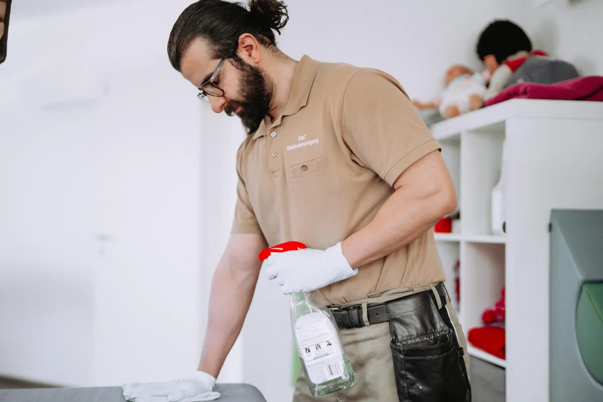 Büroreinigung Freiburg - Gründliche Reinigung von Schreibtischen und Arbeitsbereichen