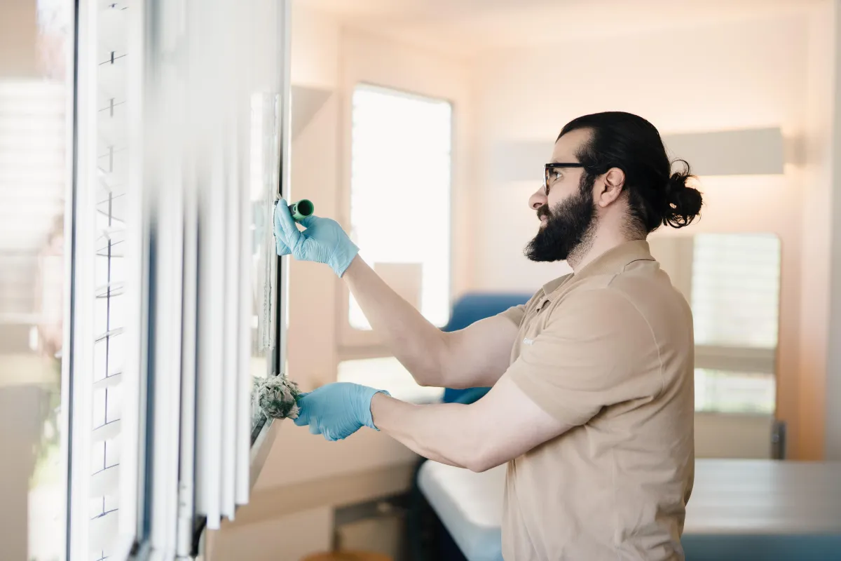 Reinigungskraft bei professioneller Fensterreinigung in Freiburg - EC Gebäudereinigung