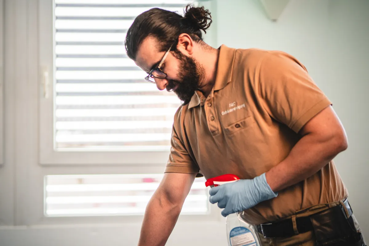 Büroreinigung und Praxisreinigung Freiburg - EC Gebäudereinigung für Geschäftskunden