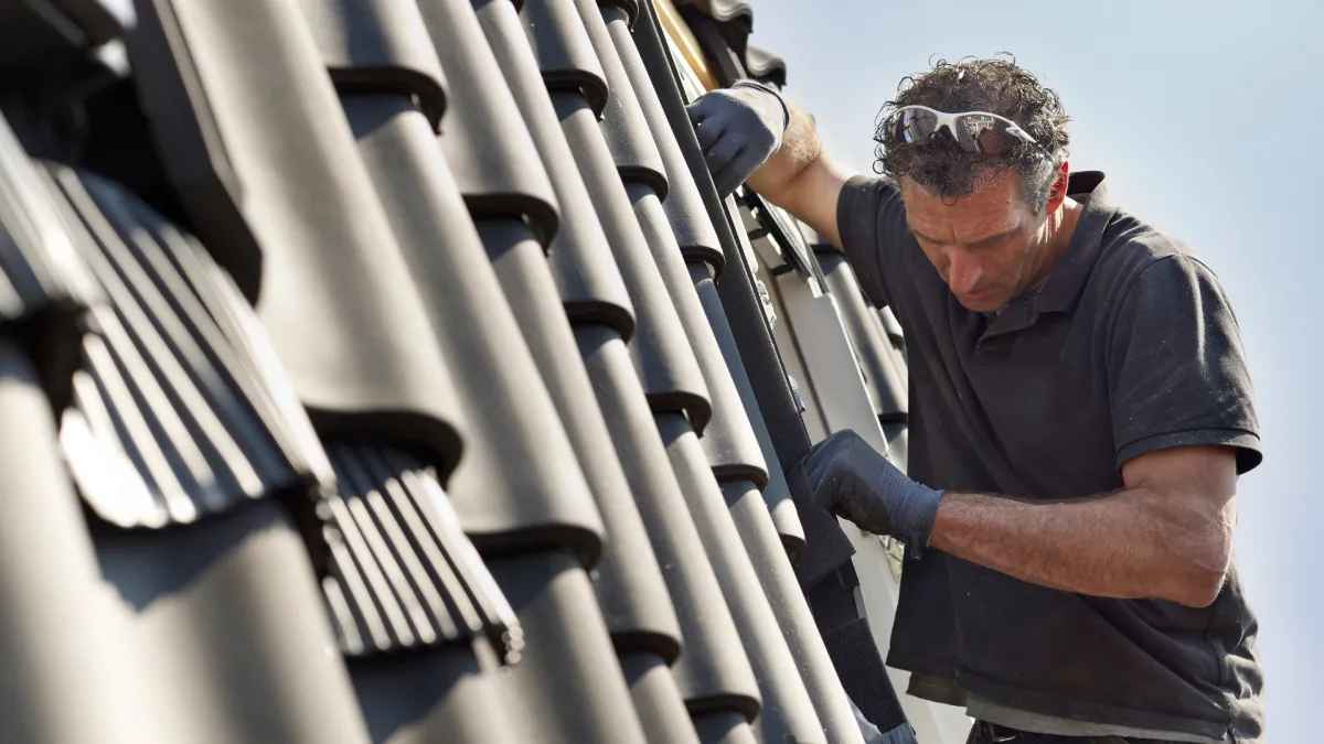 A group of electronic devices sitting on top of a table