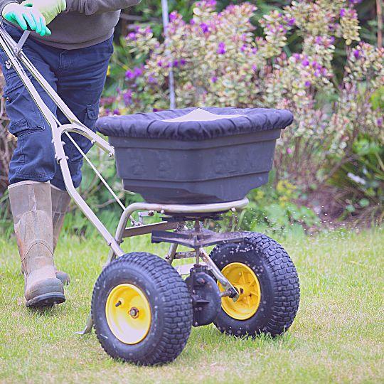 Affordable+landscaping+North+Battleford+sk+Best+lawn-care+Weed+Control