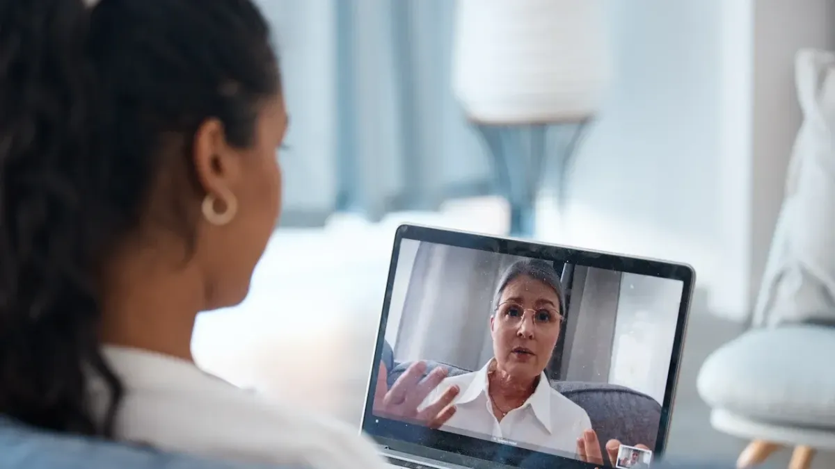 Psicologa prestando asistencia virual