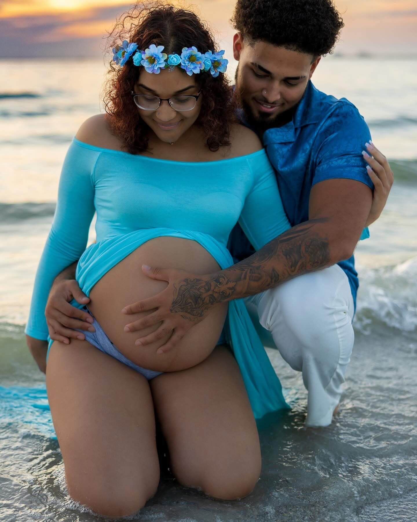 A cinematic and emotional maternity portrait in natural light