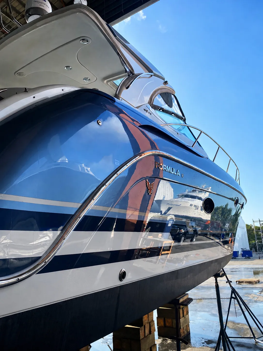 High-gloss yacht refinishing by Aquamare