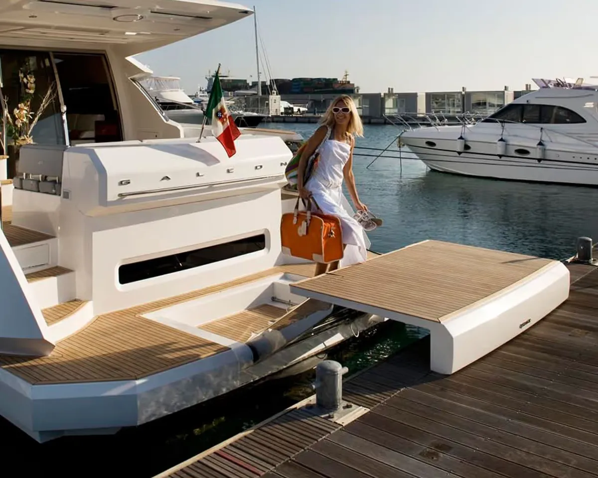 Yacht passerelle and stern platform