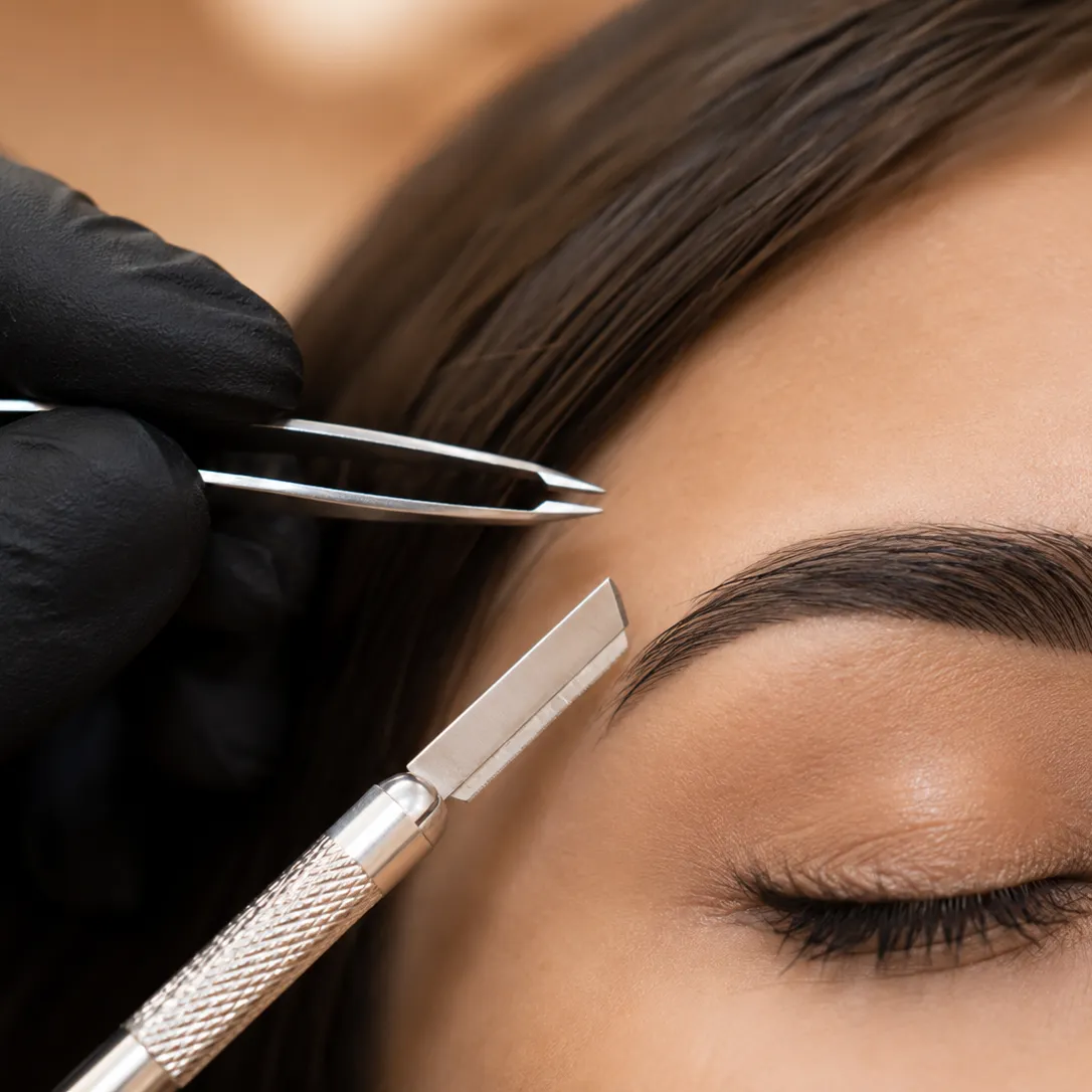 Diseño y depilación de cejas con pinza y navaja