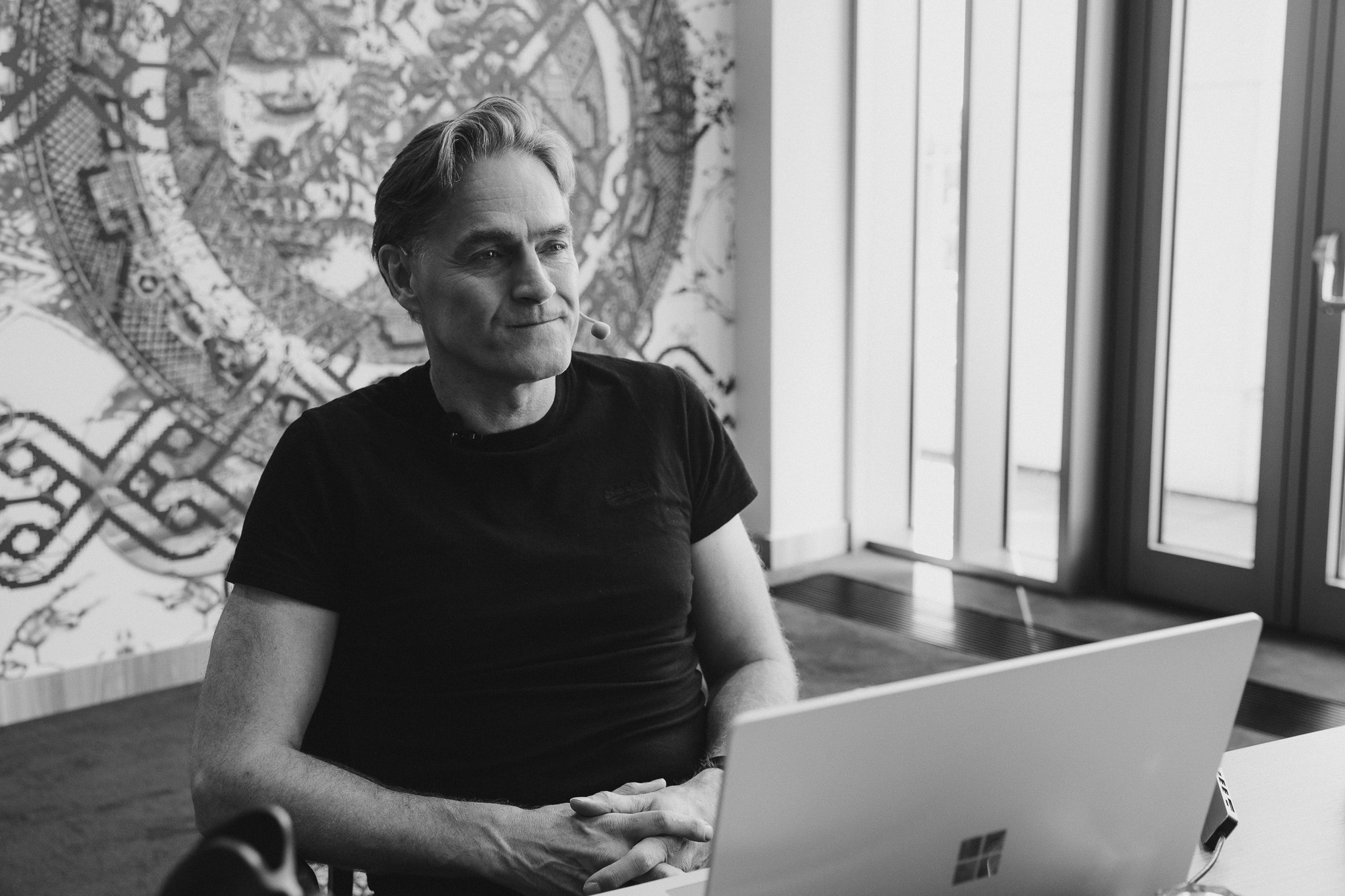 Dark, minimal stage visual placeholder: a quiet, moody auditorium interior with stage and subtle gold accents, cinematic soft directional lighting, photorealistic mood board image to capture 'ruhig · dunkel · präzise · unternehmerisch' atmosphere for later replacement.