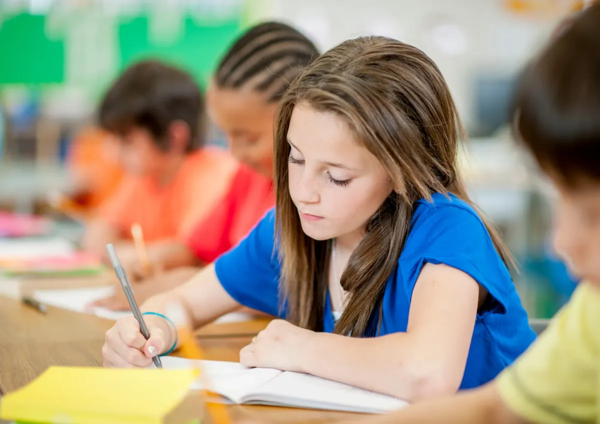 Classe di studenti che seguono un corso di inglese di preparazione per l'esame Cambridge nella scuola pubblica