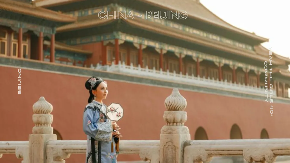 the great wall of china with mountains in the background
