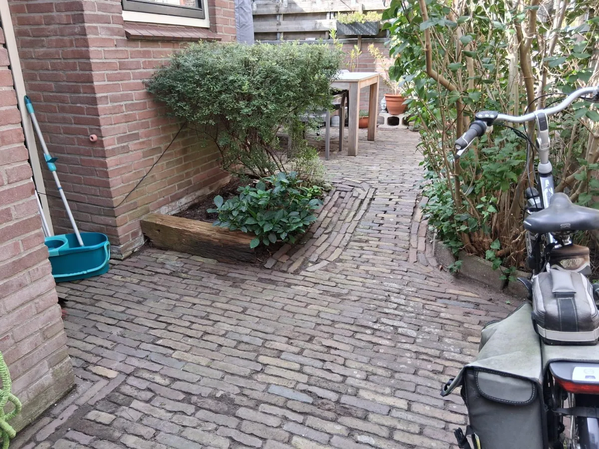 Onkruid verwijderen achtertuin voor Klus & Bestratingsbedrijf Engelbart