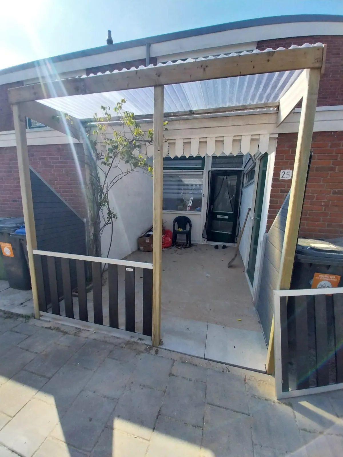 Tuin renovatie met dakje voor Klus & Bestratingsbedrijf Engelbart