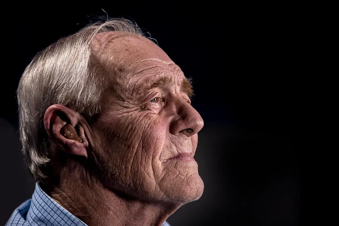 Depresión vs. Tristeza en el adulto mayor: ¿Por qué el desánimo no es "normal" de la edad?
