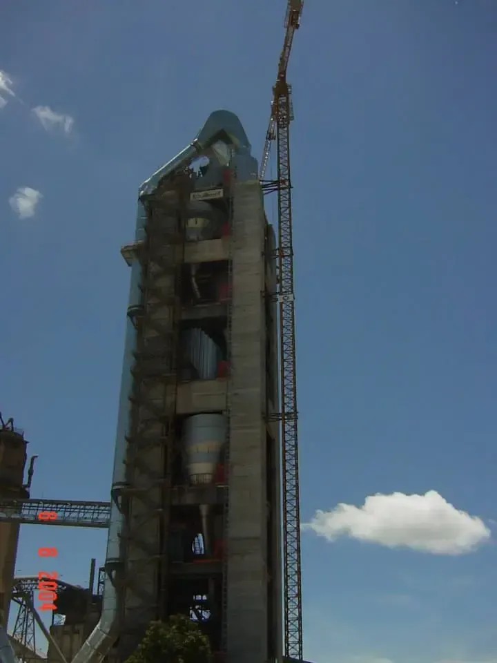 Acabados técnicos en torre de calentamiento y silos industriales de concreto en Cartago por JYC.