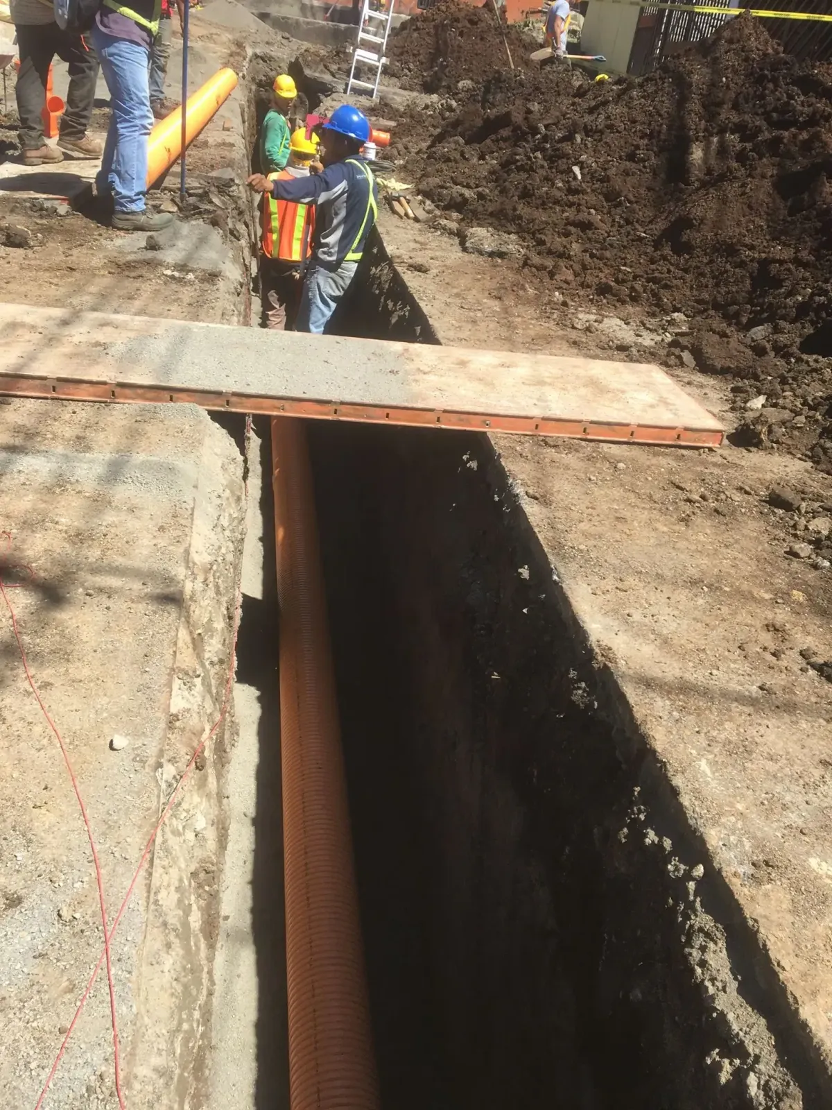 Instalación de tuberías y ademes para aguas residuales