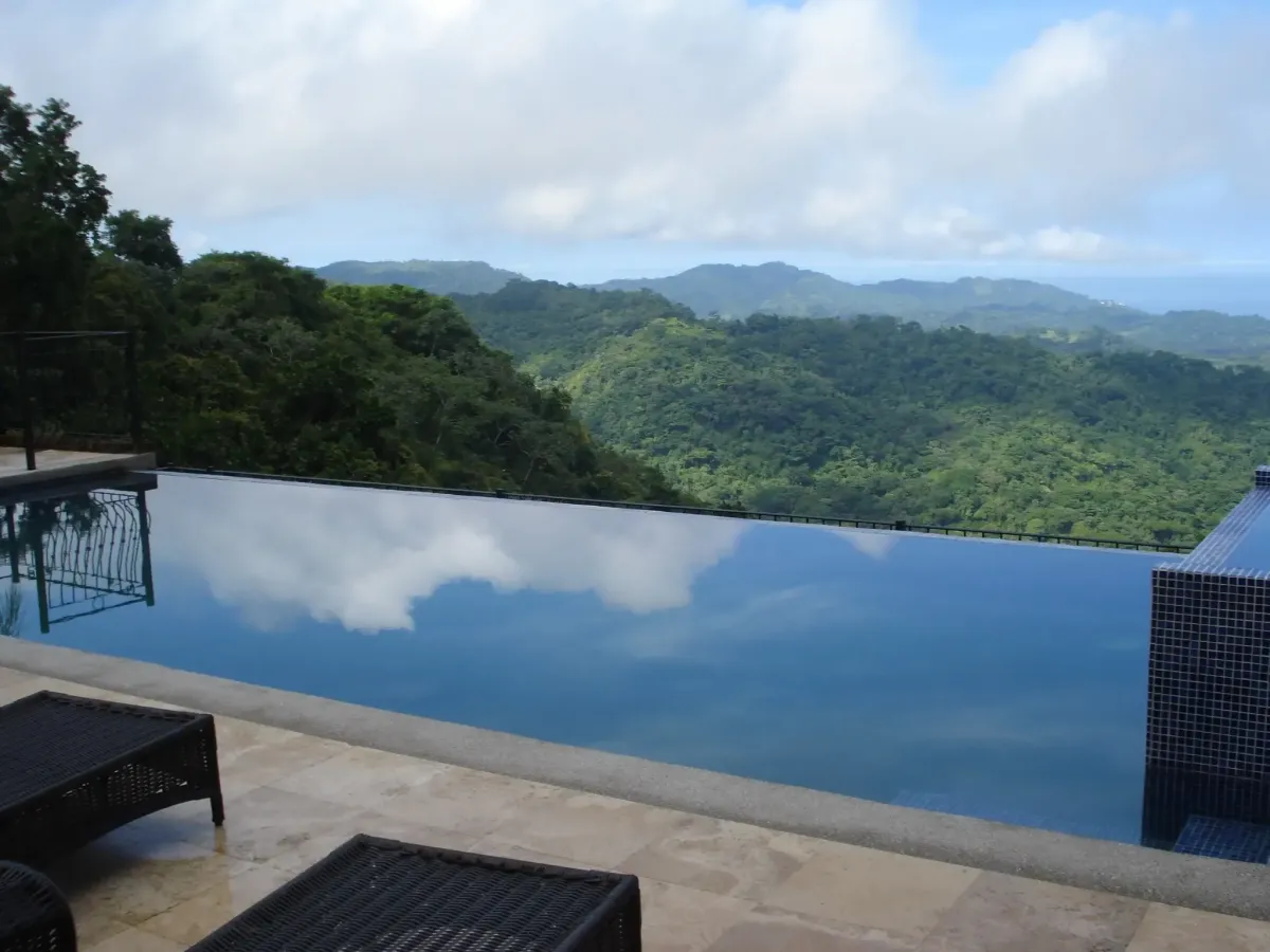 Obra civil y piscina de lujo Hotel Kurà Uvita