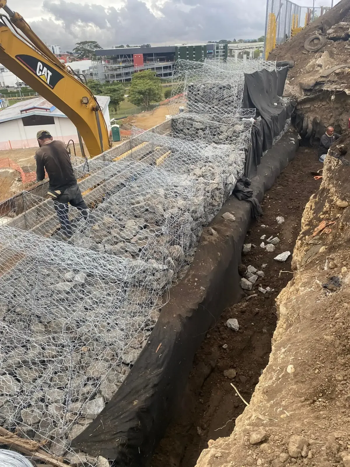 Estabilización de taludes con gaviones y concreto
