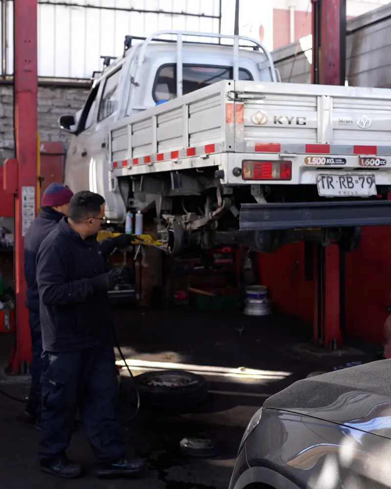 Mecánicos de Incubo trabajando en una camioneta de flota