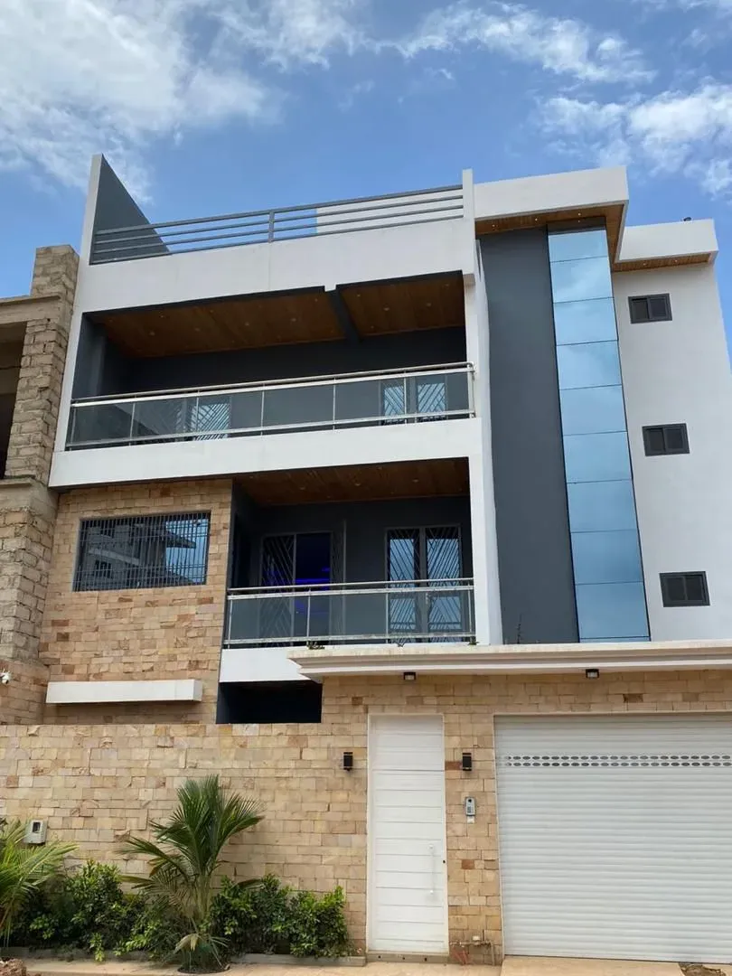 Façade d'un immeuble résidentiel à Dakar