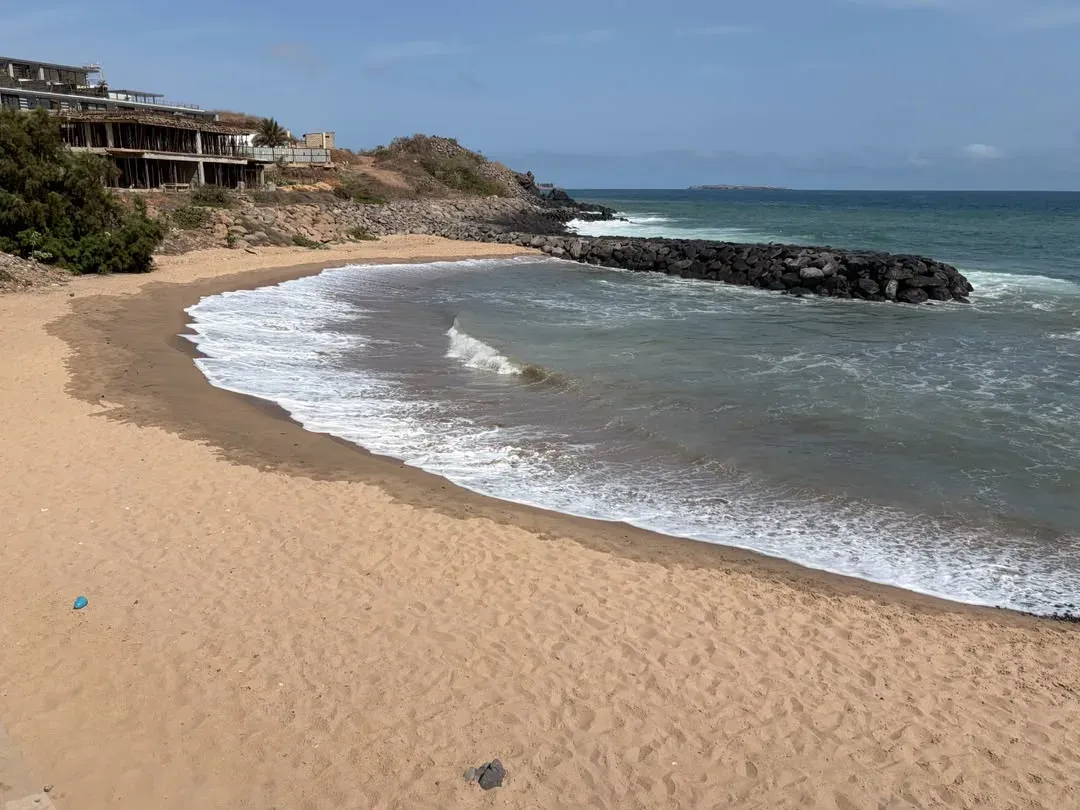 Plage de sable et vue sur l'océan au Sénégal