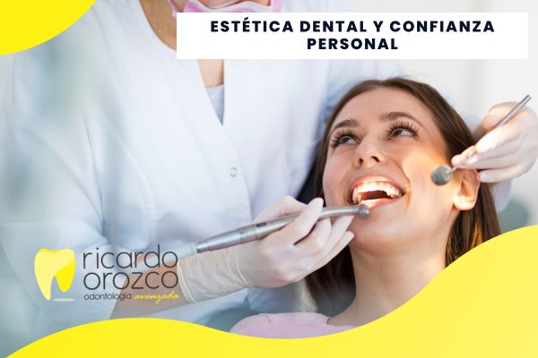 Paciente mirando su sonrisa en un espejo dentro de una clínica dental moderna, con expresión de satisfacción y confianza.