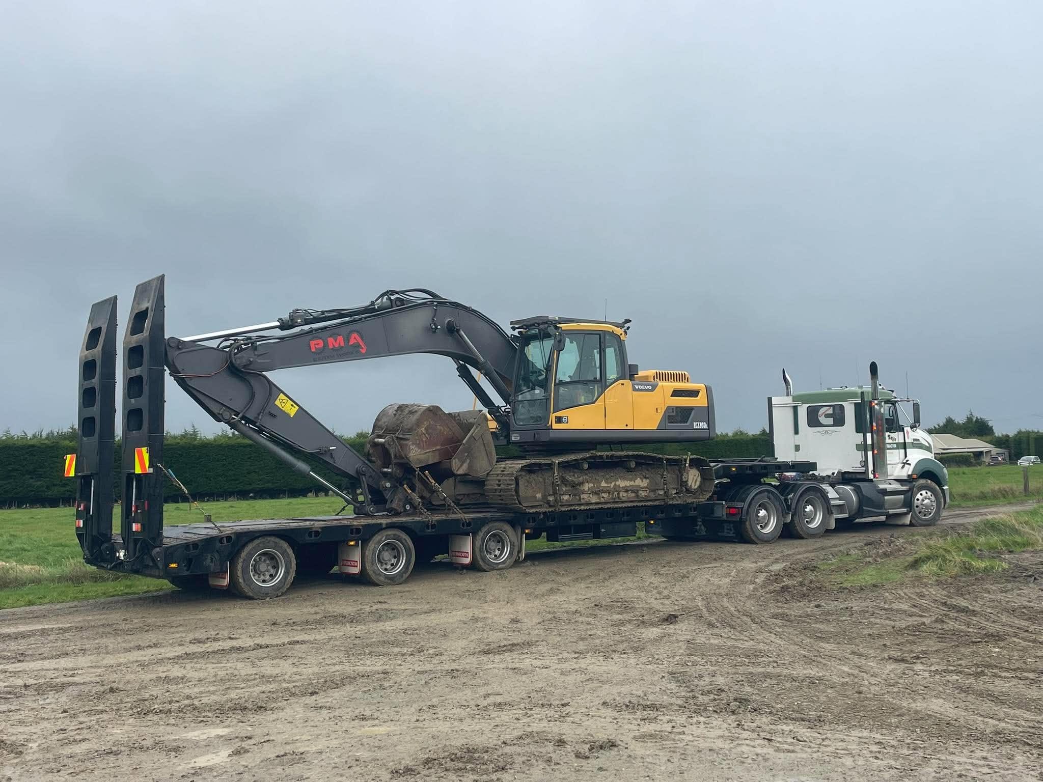 PMA Earth Works 22 tonne excavator on a transporter heading to a Southland earthworks job