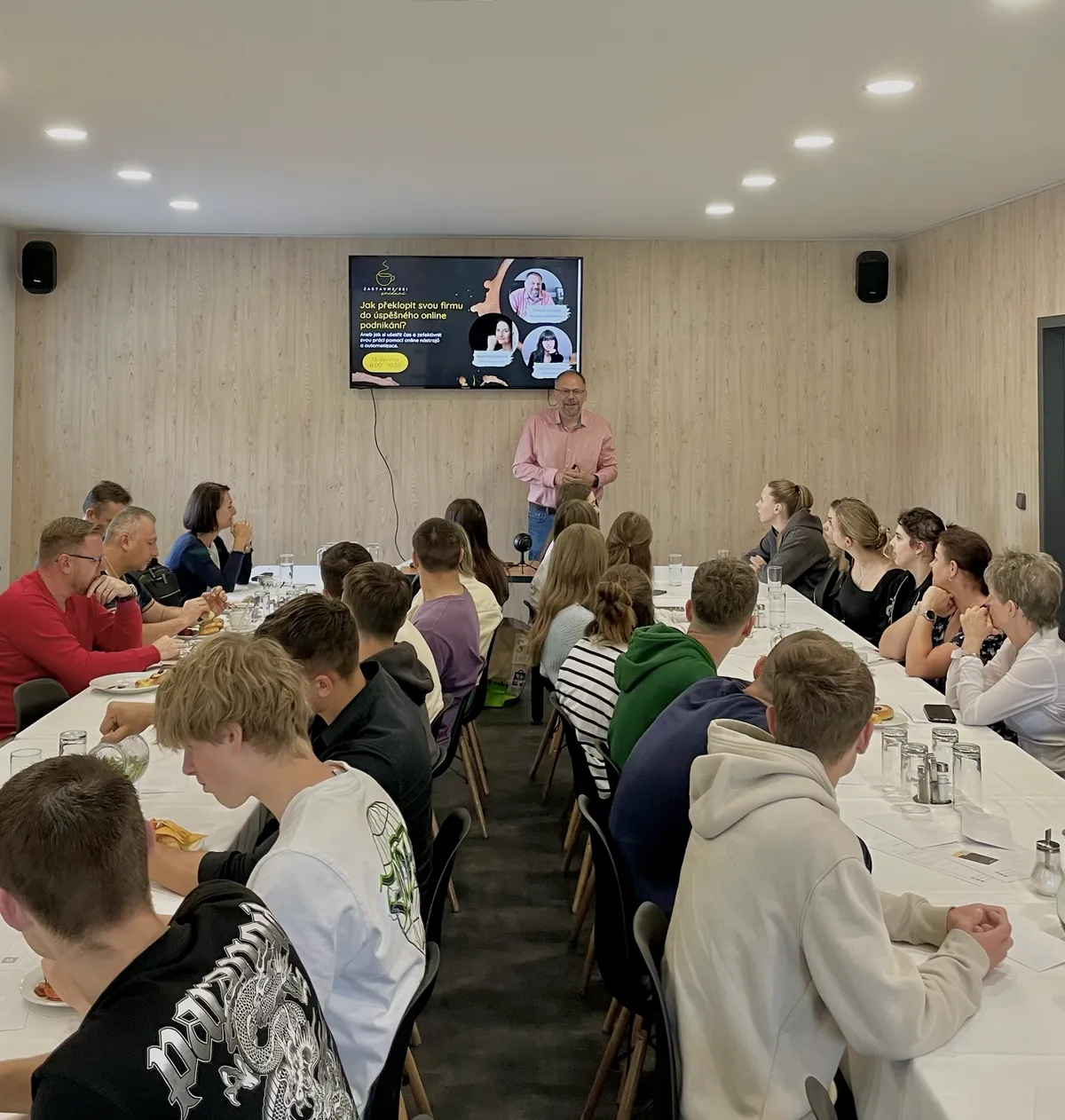 Příjemná atmosféra podnikatelské snídaně Zastavme se v Opavě s kávou a diskuzí