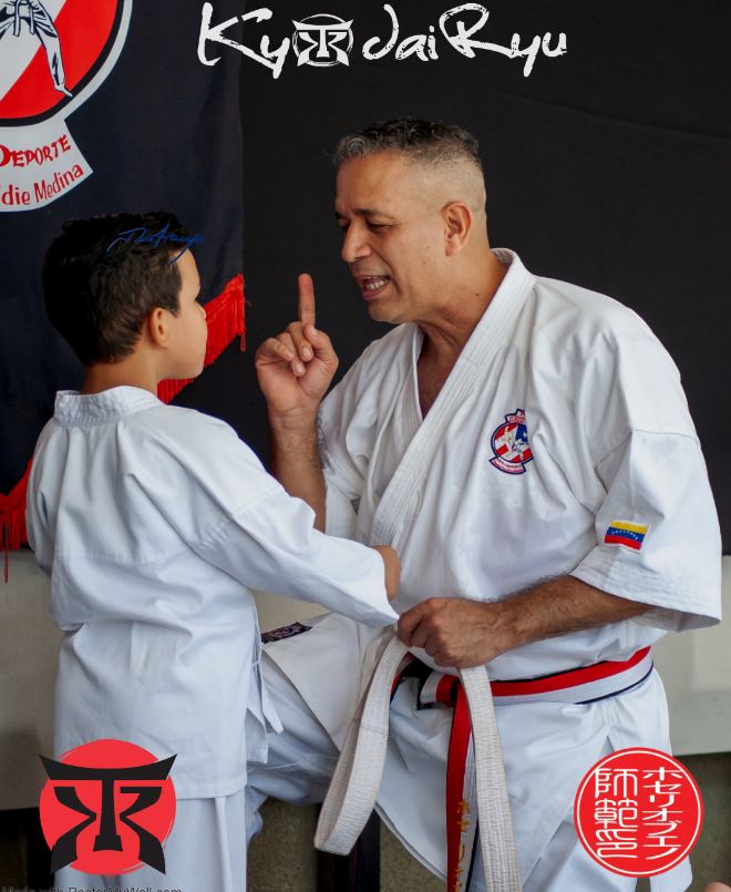 Primer plano de gi de karate y cinturón siendo atado, tono respetuoso