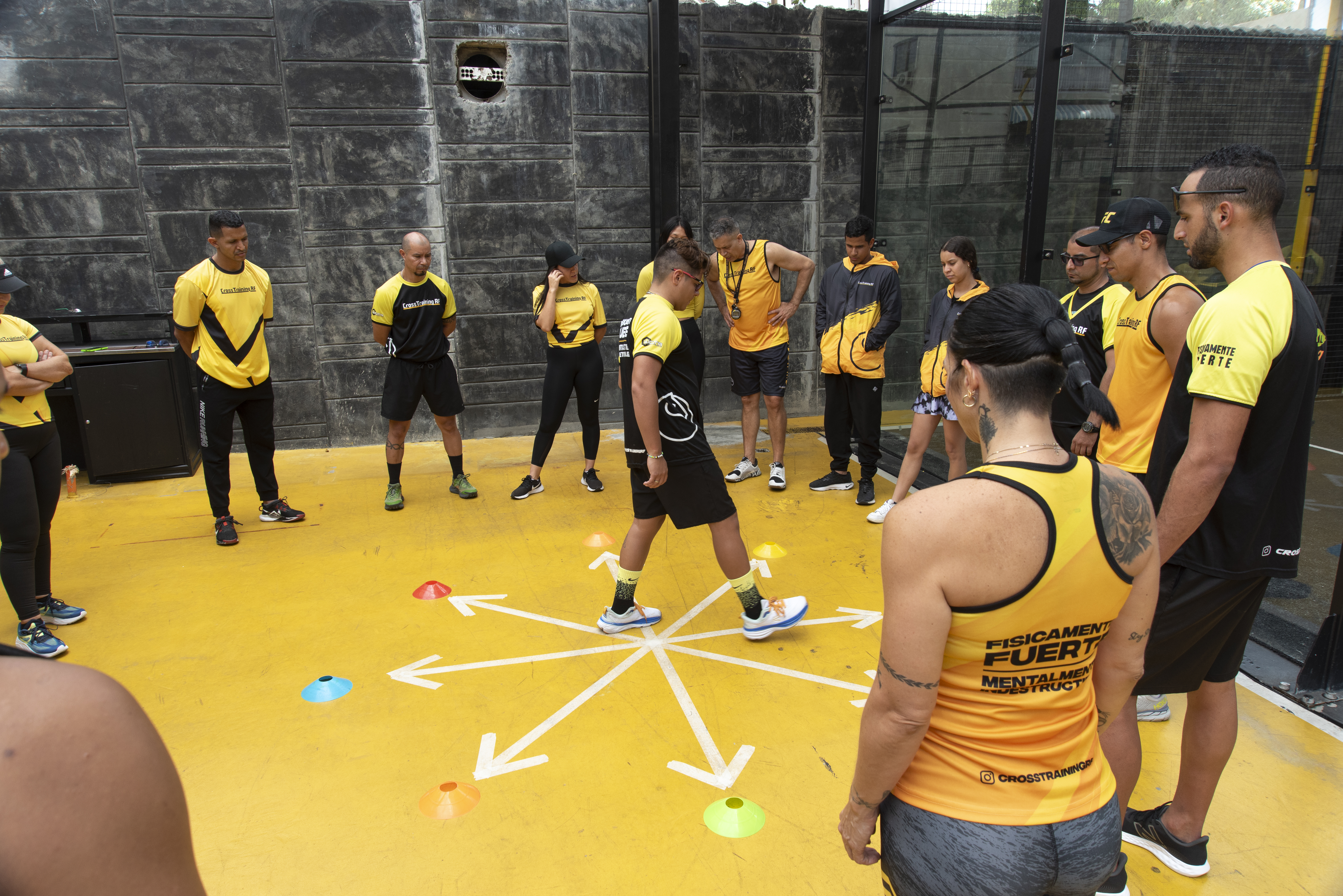 Estudiantes de karate entrenando en un dojo; instructor demostrando una kata